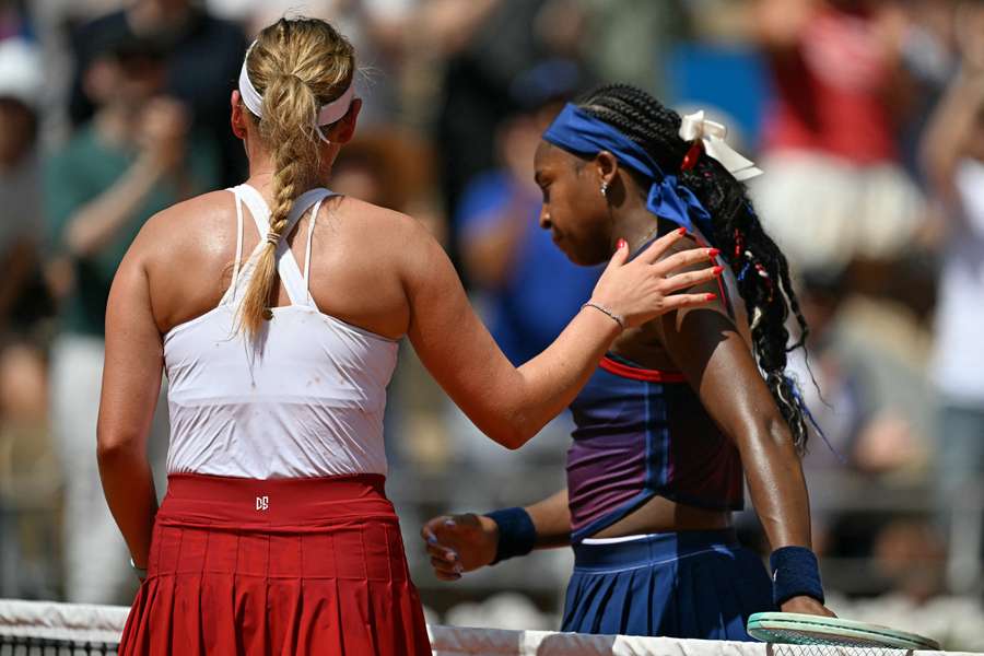 Donna Vekic (til venstre) trøster Coco Gauff efter deres kamp ved OL i Paris