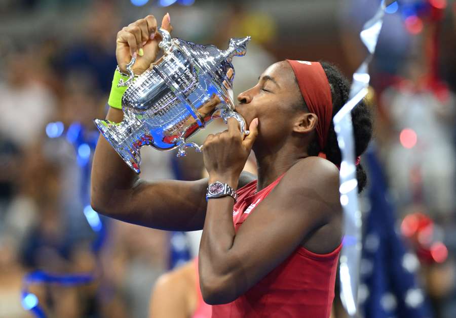 Coco Gauff kysser US Open-trofæet