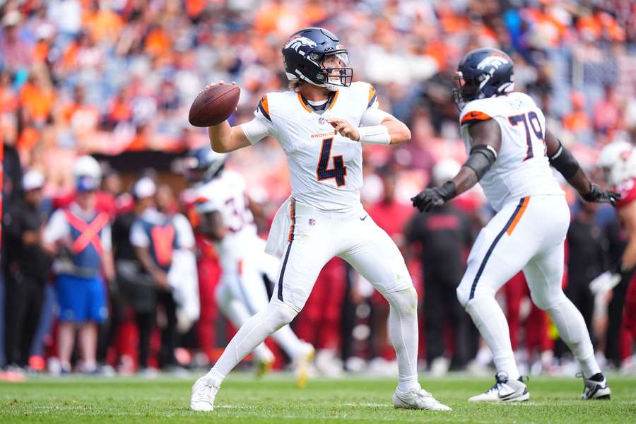 Denver Broncos' quarterback Zach Wilson (4) gør klar til at kaste i andet kvartal mod Arizona Cardinals.