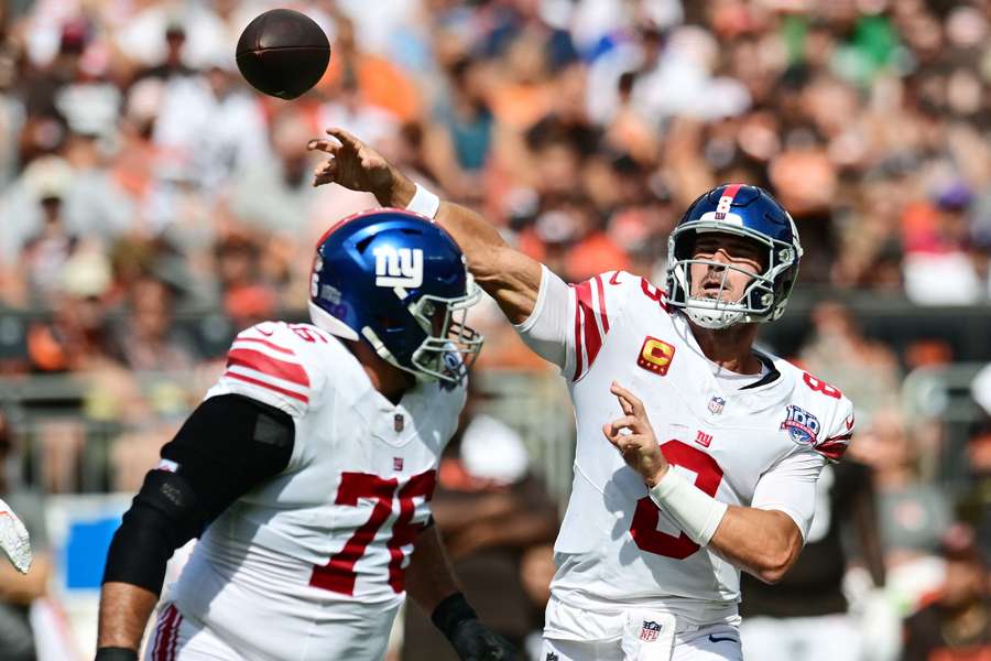 New York Giants' quarterback Daniel Jones sender en pasning i første quarter mod Cleveland Browns på Huntington Bank Field.