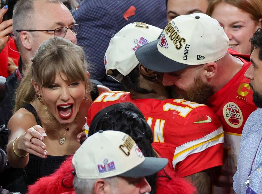 Taylor Swift (L) overværer kæresten Travis Kelce (R) triumfere i Super Bowl i februar