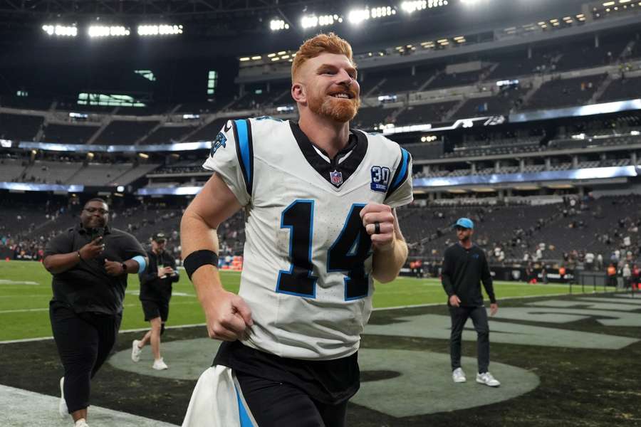 Carolina Panthers' quarterback Andy Dalton jubler efter kampen mod Las Vegas Raiders på Allegiant Stadium.